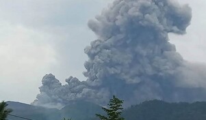 Tres excursionistas mueren en la erupci&oacute;n de un volc&aacute;n en Indonesia