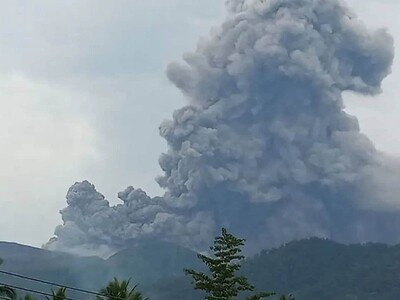 Indonesia: tres excursionistas mueren tras erupción de un volcán
