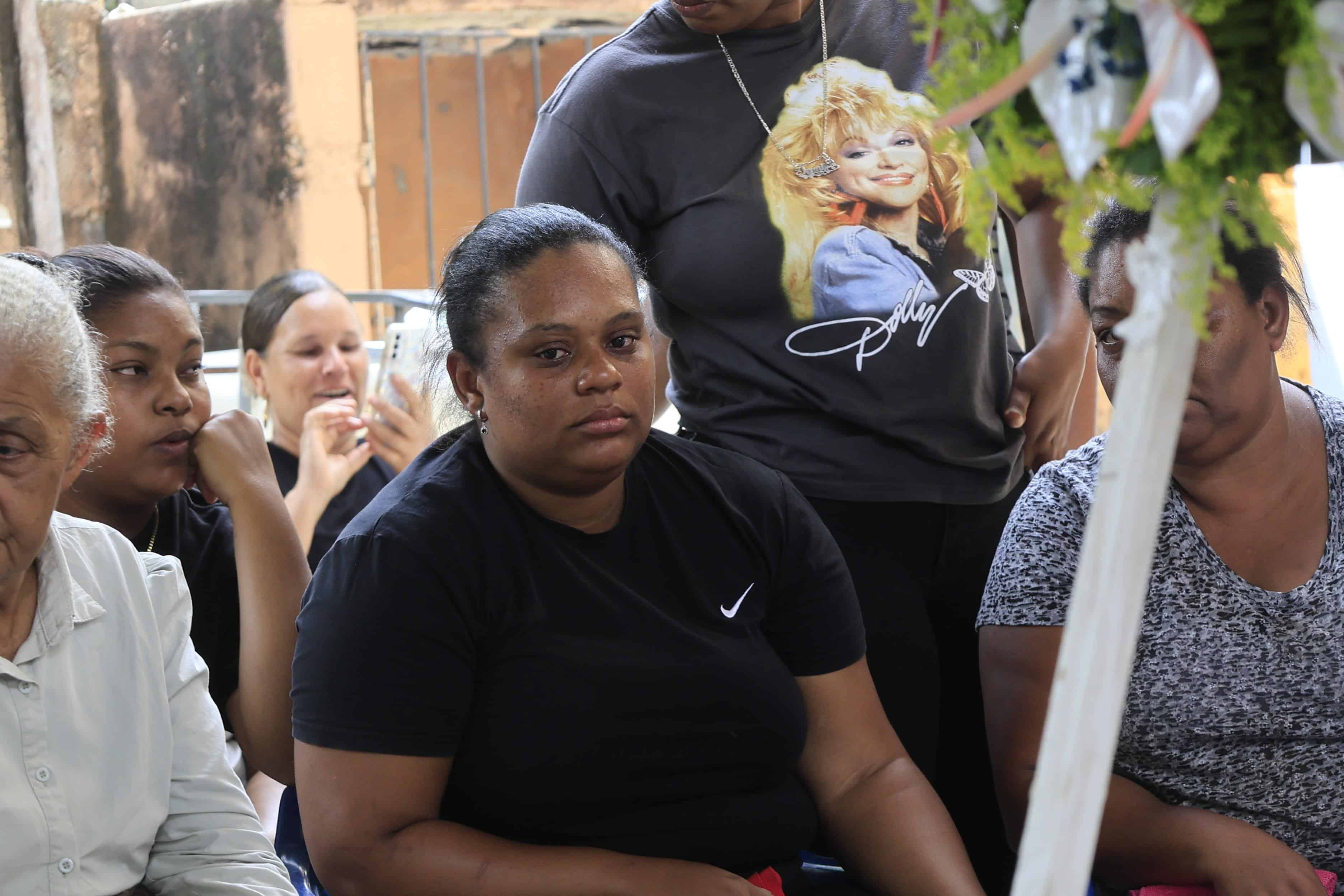 Familiares velan los restos del niño Raudiel Steven Martínez en San Cristóbal.