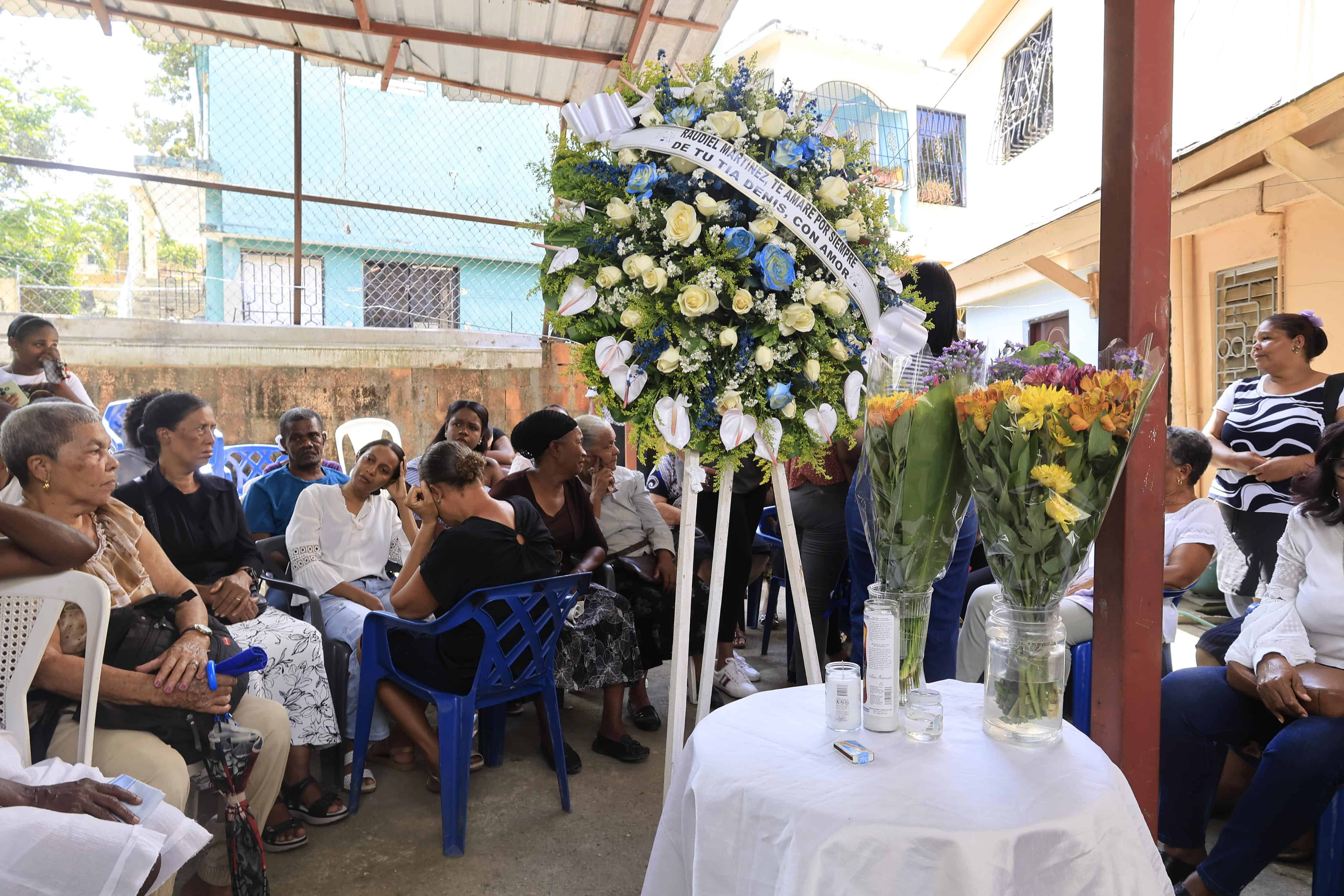 Familiares velan los restos del niño Raudiel Steven Martínez en San Cristóbal.
