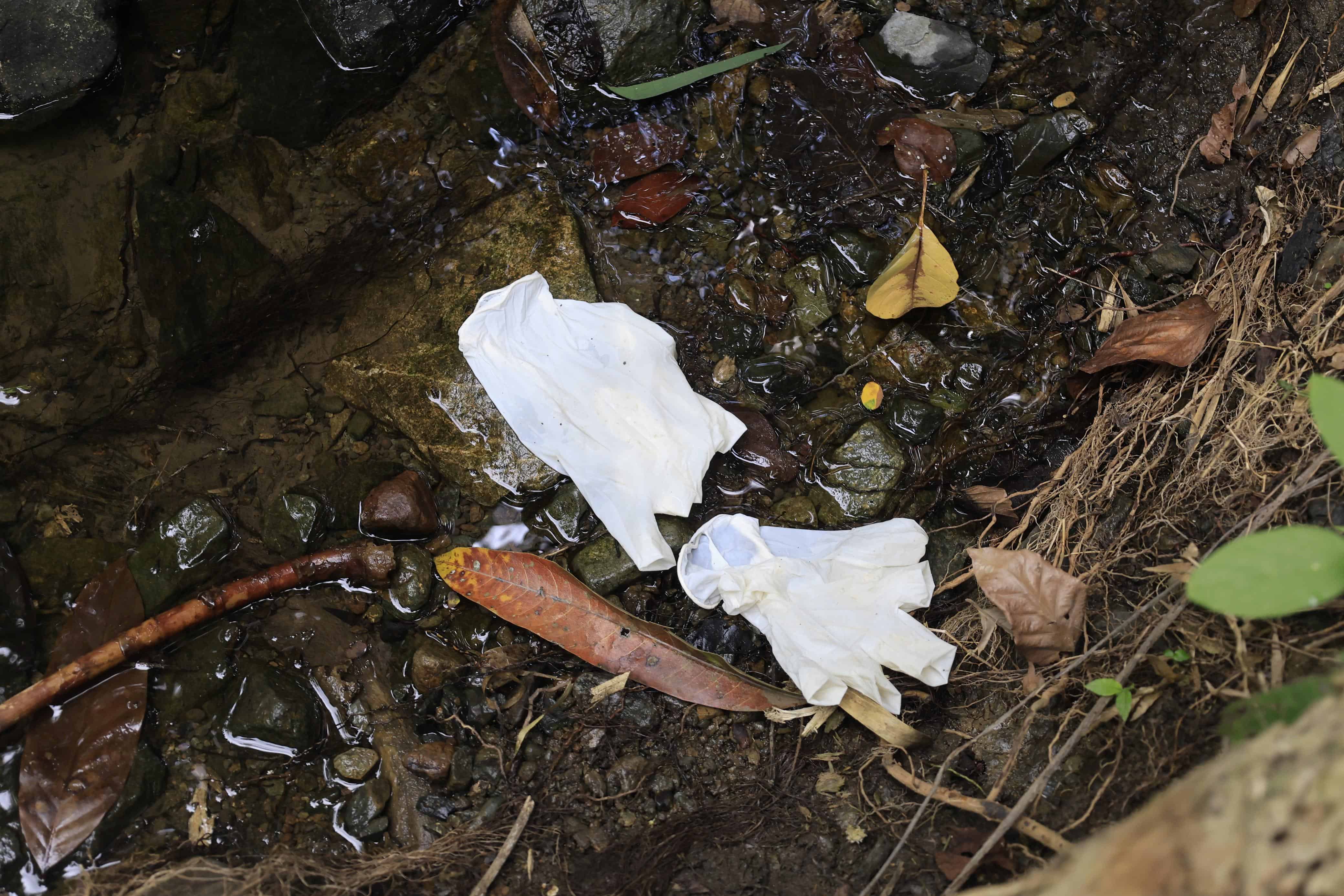 Un guante permanece en la escena donde personal del Instituto Nacional de Ciencias Forenses (Inacif) realizó el levantamiento del cadáver del menor hallado en una cañada de Hato Damas, en San Cristóbal.