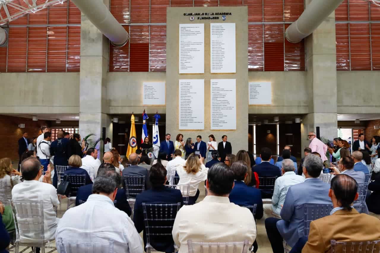 Develación de un mural con los 20 nuevos integrantes de Guardianes de la Academia de la Fundación Madre y Maestra.