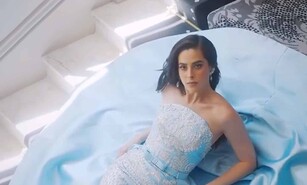 Giannina Azar lleva su colecci&oacute;n Mar&iacute;a Antonieta a M&oacute;naco, junto a la Miss Universo