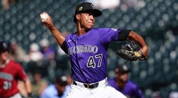 Juan Mej&iacute;a salva el juego en triunfo de los Rockies 9-7 en extrainning ante los Filis