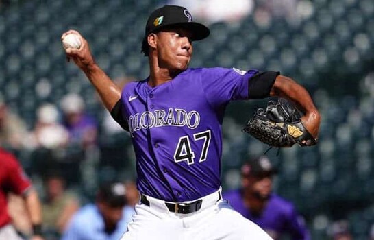 Juan Mej&iacute;a salva el juego en triunfo de los Rockies 9-7 en extrainning ante los Filis