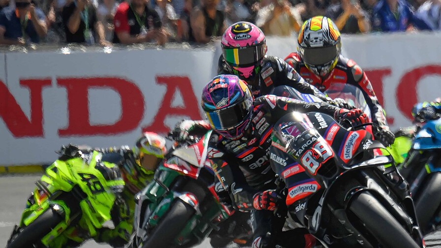 Jorge Mart&iacute;n gana el esprint en Le Mans, fuerte ca&iacute;da de M&aacute;rquez