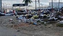 Basura y malos olores arropan entrada de residencial en Santo Domingo Este