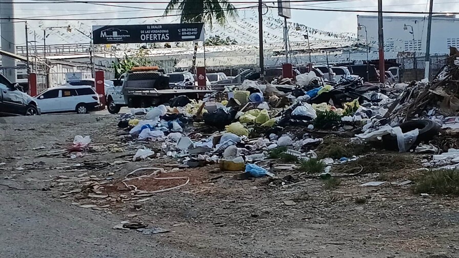 Basura y malos olores arropan entrada de residencial en Santo Domingo Este