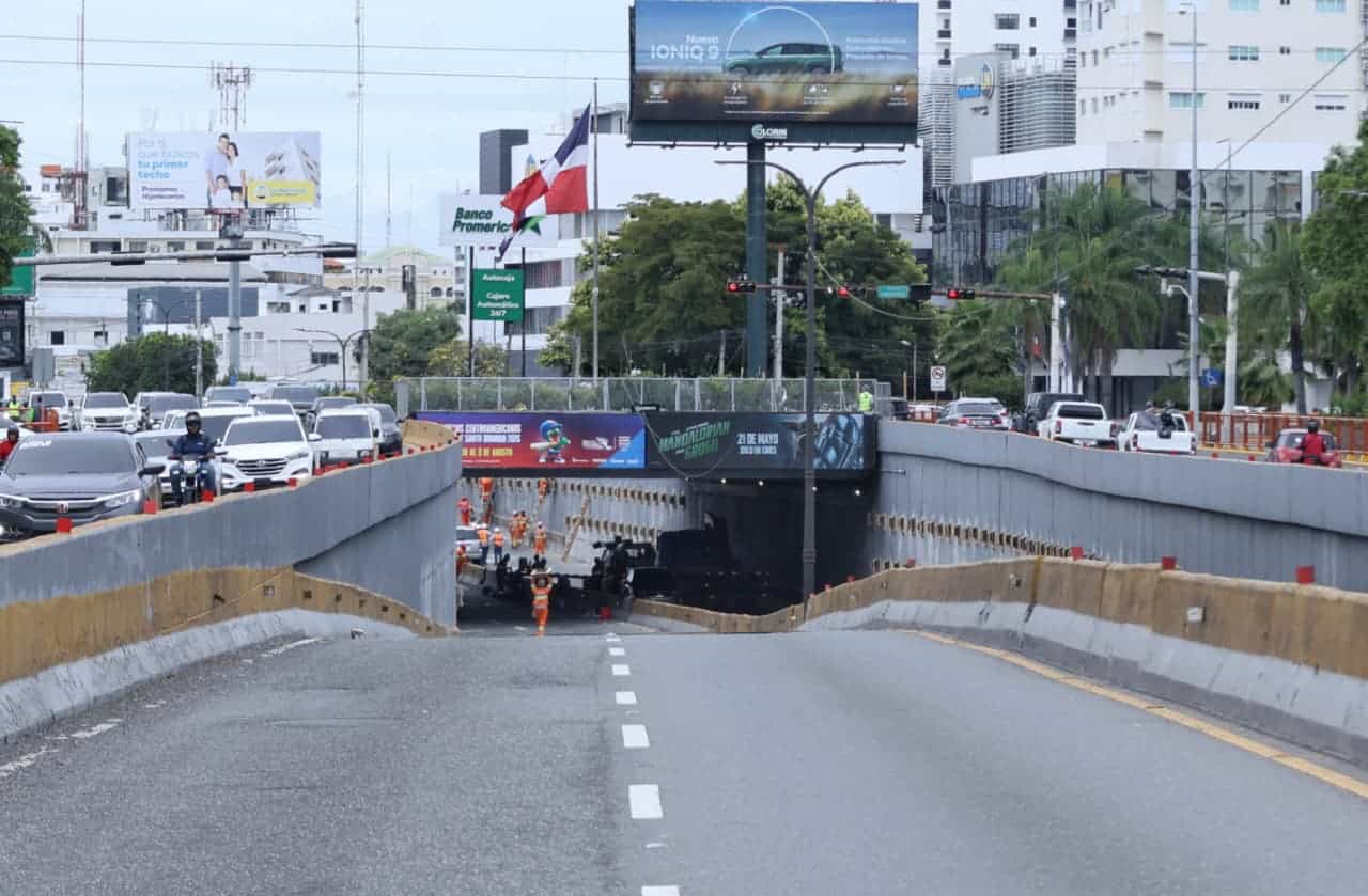 Personal del Ministerio de Obras P&uacute;blicas trabaja en el reforzamiento del paso a desnivel de la 27 de Febrero con Tiradentes.&nbsp;