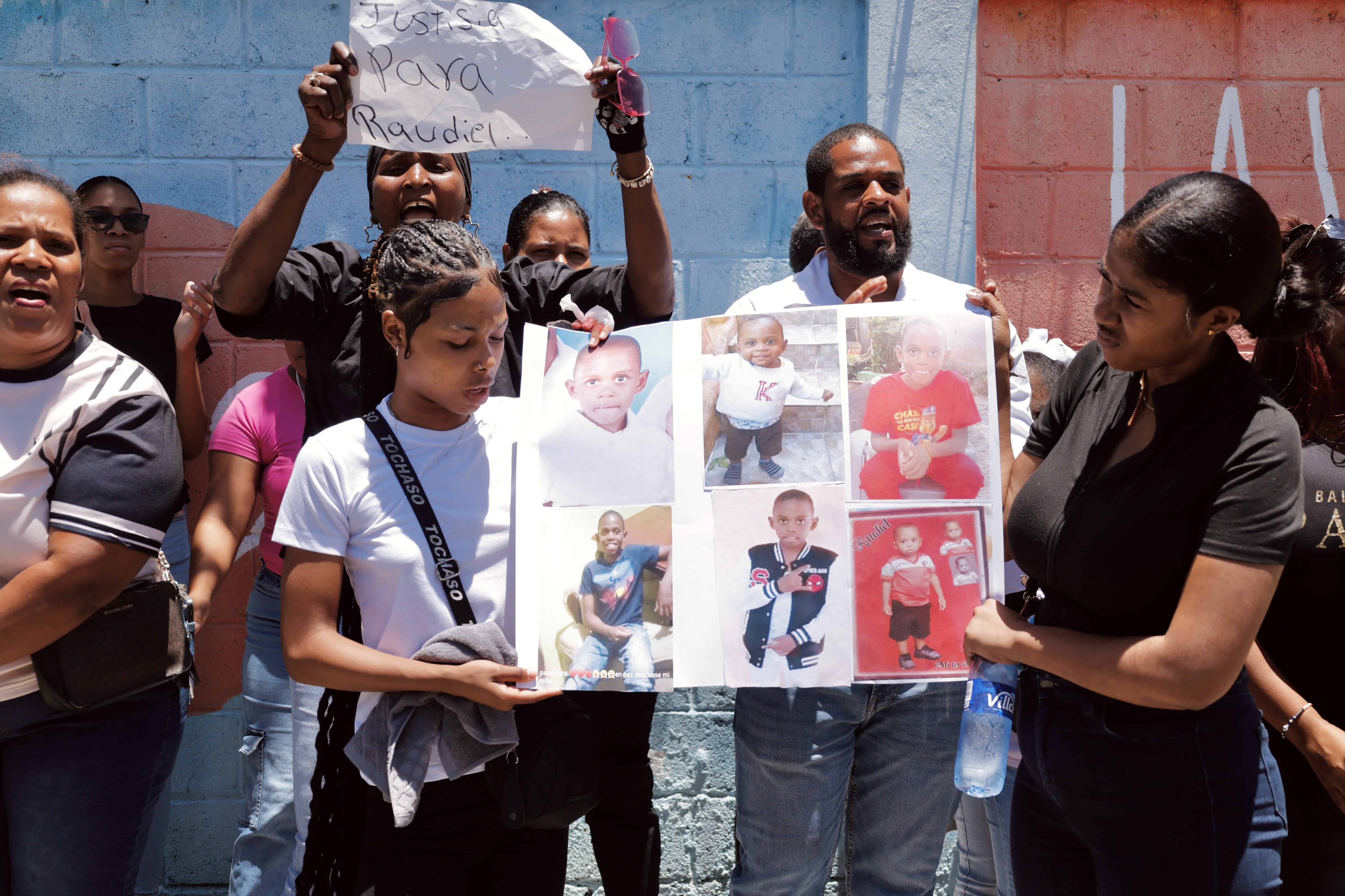 Familiares de Raudiel Steven Martínez.