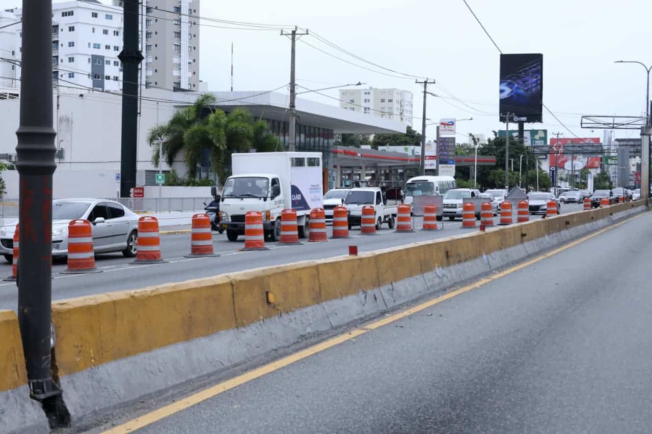 Cierre en la avenida Tiradentes con 27 de Febrero en el Distrito Nacional.