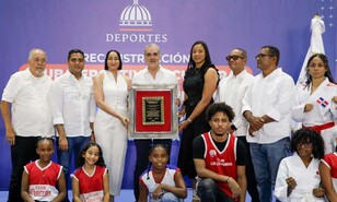 Abinader inaugura remozamiento del Club Los Cachorros en Cristo Rey