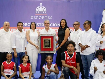 Abinader entrega el Club Los Cachorros de Cristo Rey