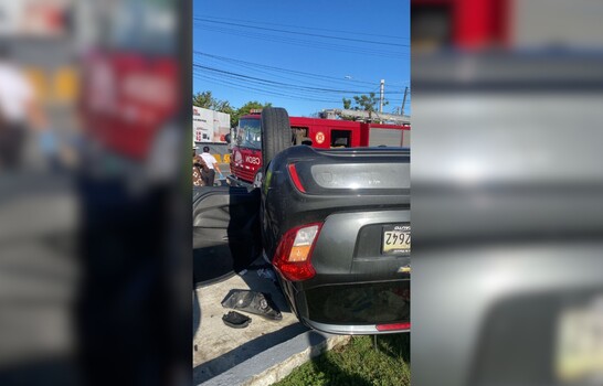 Se vuelca una yipeta en la rotonda del Jard&iacute;n Bot&aacute;nico; la conductora result&oacute; afectada