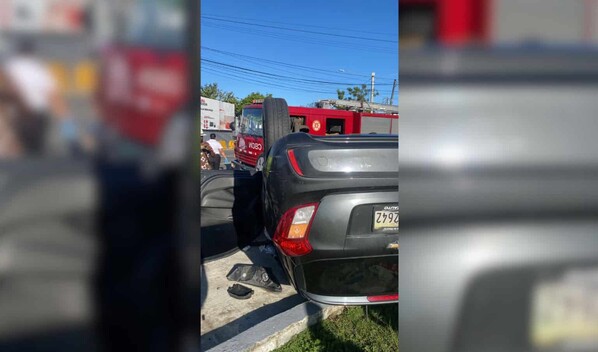 Se vuelca una yipeta en la rotonda del Jardín Botánico; la conductora resultó afectada