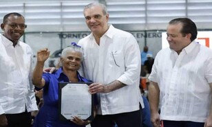 Abinader entrega 1,500 t&iacute;tulos de propiedad en Nuevo Domingo Savio