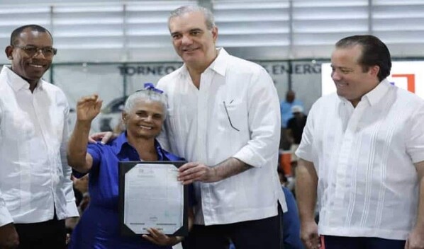 Abinader entrega 1,500 t&iacute;tulos de propiedad en Nuevo Domingo Savio