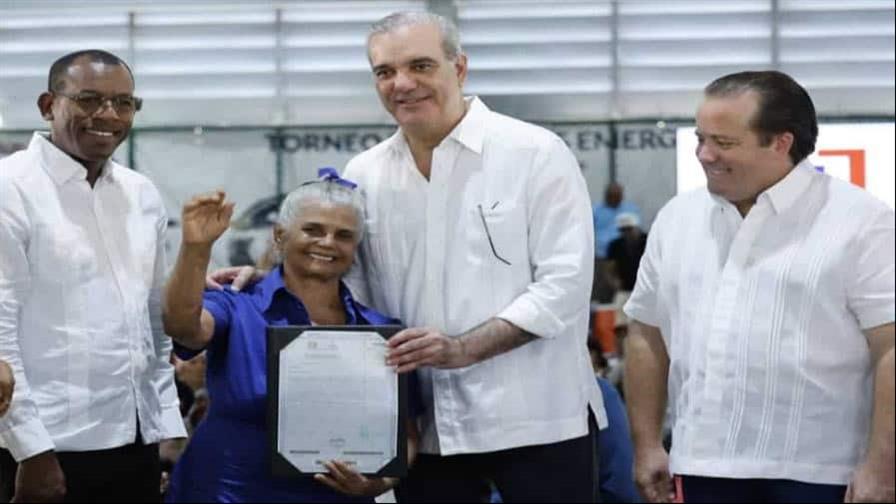 Abinader entrega 1,500 títulos de propiedad en Nuevo Domingo Savio