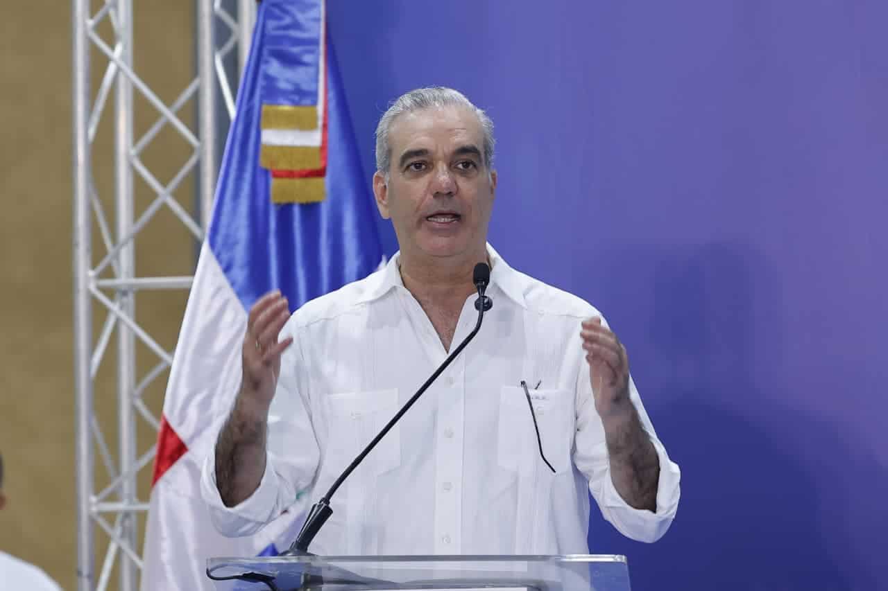 El presidente Luis Abinader habla en el Club Los Cachorros, de Cristo Rey.