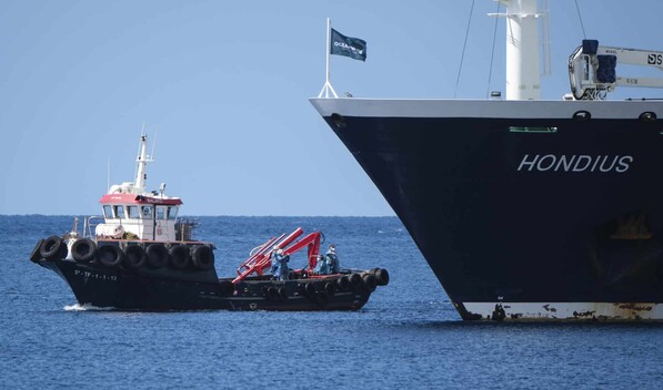 Comienza el desembarco de los primeros pasajeros del crucero afectado por brote de hantavirus