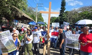 En marcha en La Vega exigen frenar y sancionar la deforestaci&oacute;n en la loma del Santo Cerro