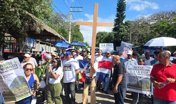 En marcha en La Vega exigen frenar y sancionar la deforestaci&oacute;n en la loma del Santo Cerro