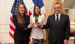 JCE entrega primera nueva c&eacute;dula en el exterior a embajadora de RD ante EE. UU.