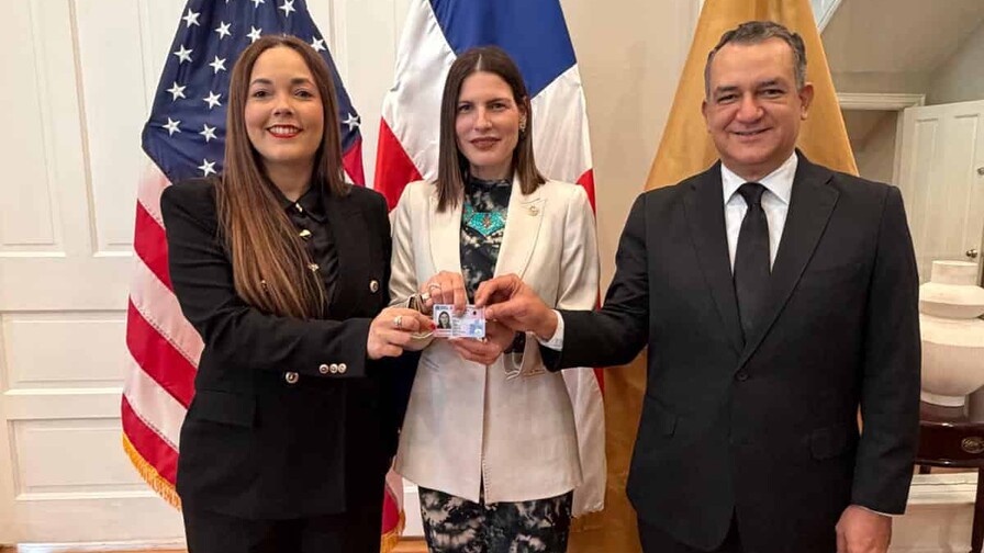 JCE entrega primera nueva c&eacute;dula en el exterior a embajadora de RD ante EE. UU.