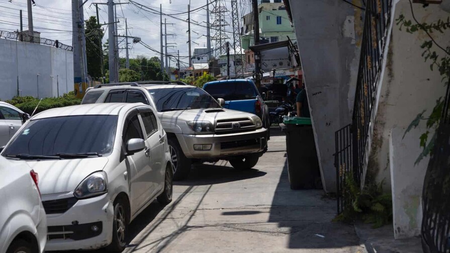 El Distrito Nacional: calles secuestradas, aceras ocupadas y autoridades obligadas a responder El Distrito Nacional: calles secuestradas, aceras ocupadas y autoridades obligadas a responder