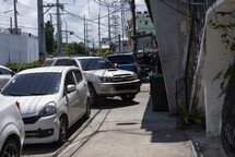 Aceras ocupadas por negocios y veh&iacute;culos ponen en riesgo a peatones de Santo Domingo Este