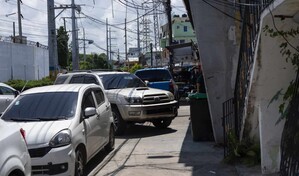 Aceras ocupadas por negocios y veh&iacute;culos ponen en riesgo a peatones de Santo Domingo Este