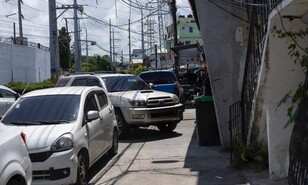 Aceras ocupadas por negocios y veh&iacute;culos ponen en riesgo a peatones de Santo Domingo Este