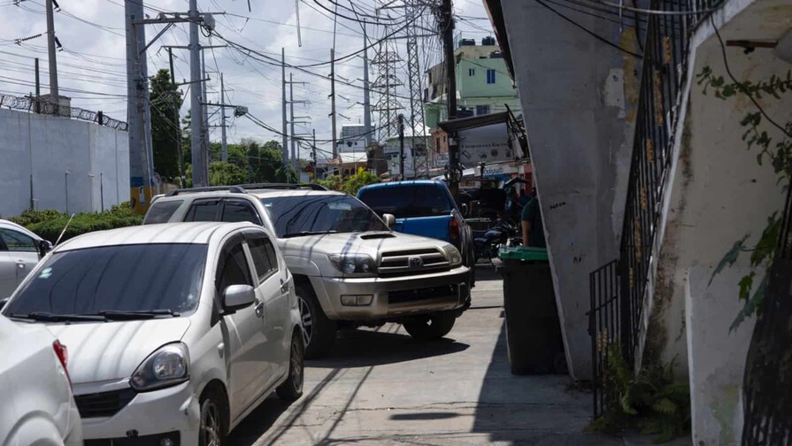 Aceras ocupadas por negocios y veh&iacute;culos ponen en riesgo a peatones de Santo Domingo Este