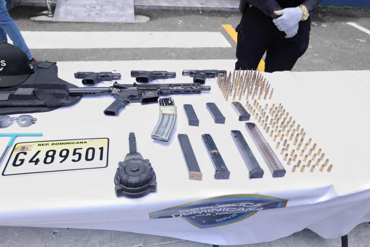 Armas, cápsulas, cargadores de alta capacidad, chalecos antibalas y pasamontañas ocupados en la operación.