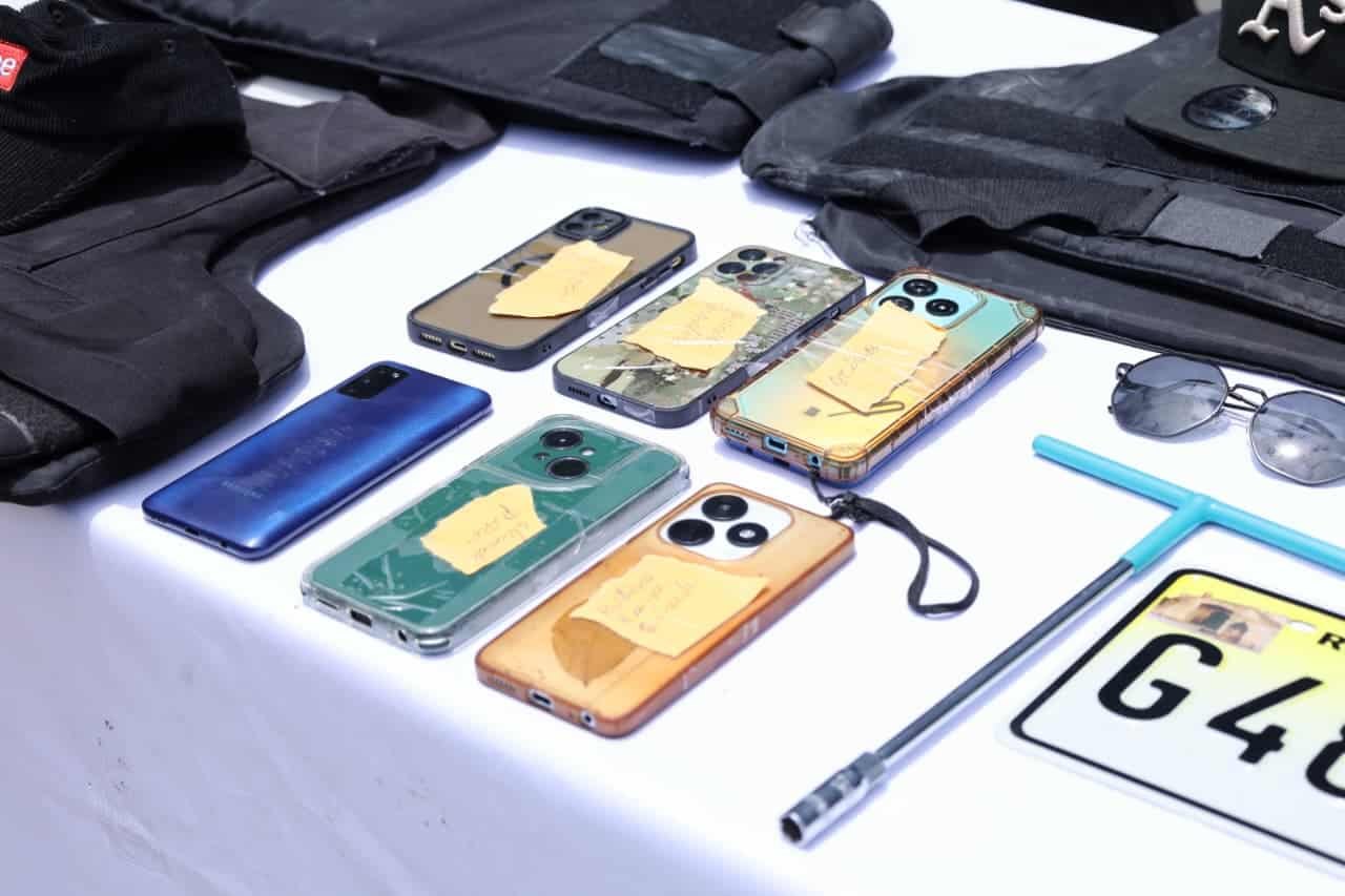 Armas, cápsulas, cargadores de alta capacidad, chalecos antibalas y pasamontañas ocupados en la operación.