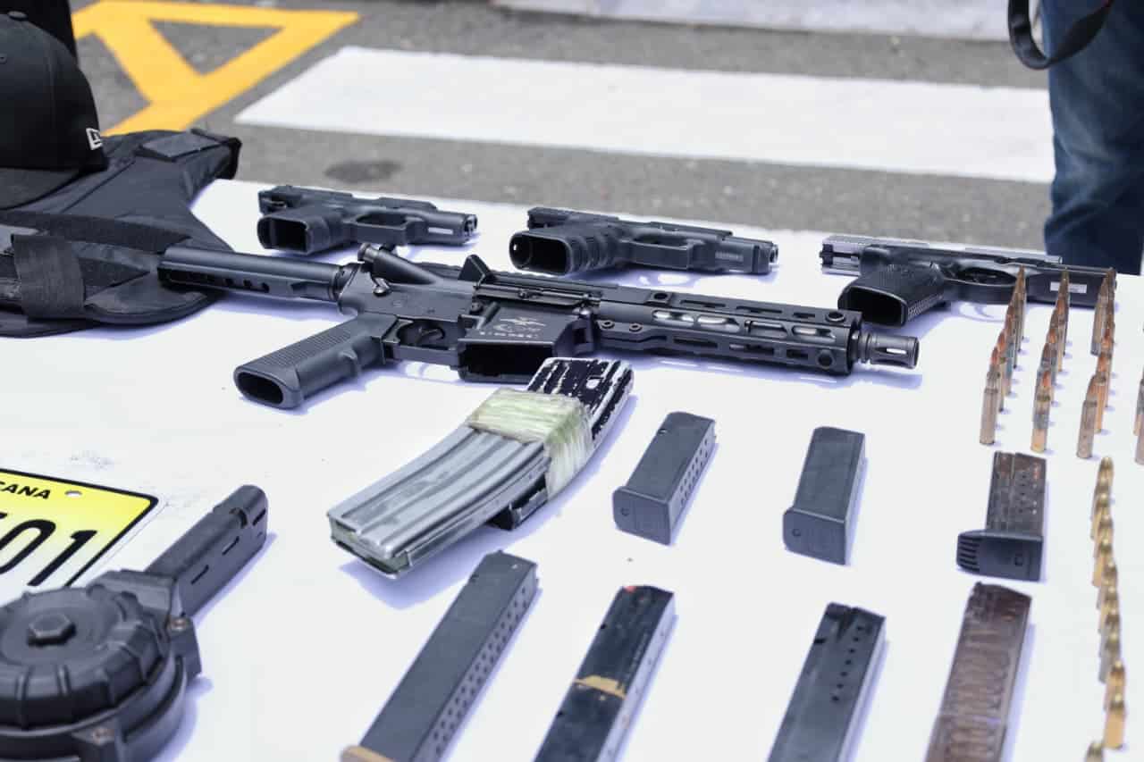 Armas, cápsulas, cargadores de alta capacidad, chalecos antibalas y pasamontañas ocupados en la operación.