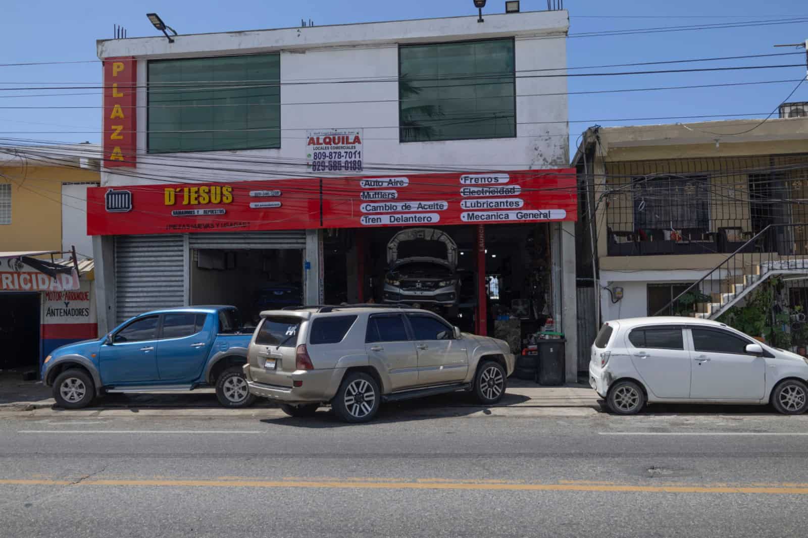 En la avenida 25 de Febrero, por ejemplo, gran parte de las aceras han sido convertidas en extensiones de negocios.