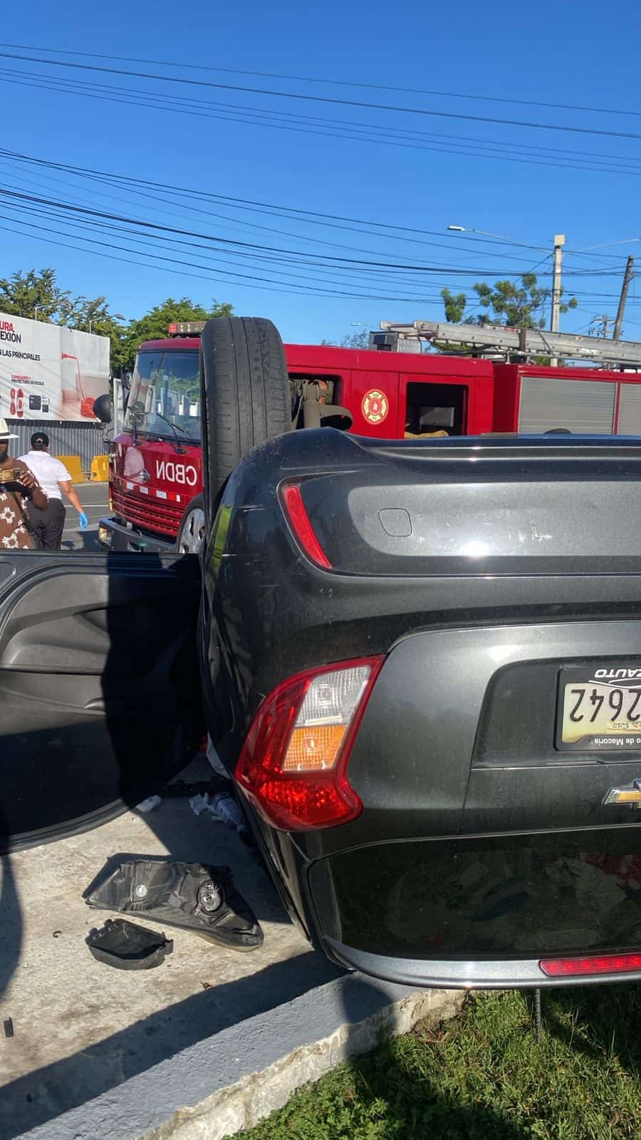 Vehículo volcado en la rotonda de las avenidas Los Próceres y República de Colombia.