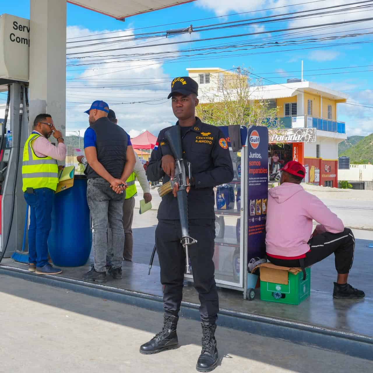 T&eacute;cnicos del Ministerio de Industria y Comercio durante operativo en una estaci&oacute;n de combustible.&nbsp;