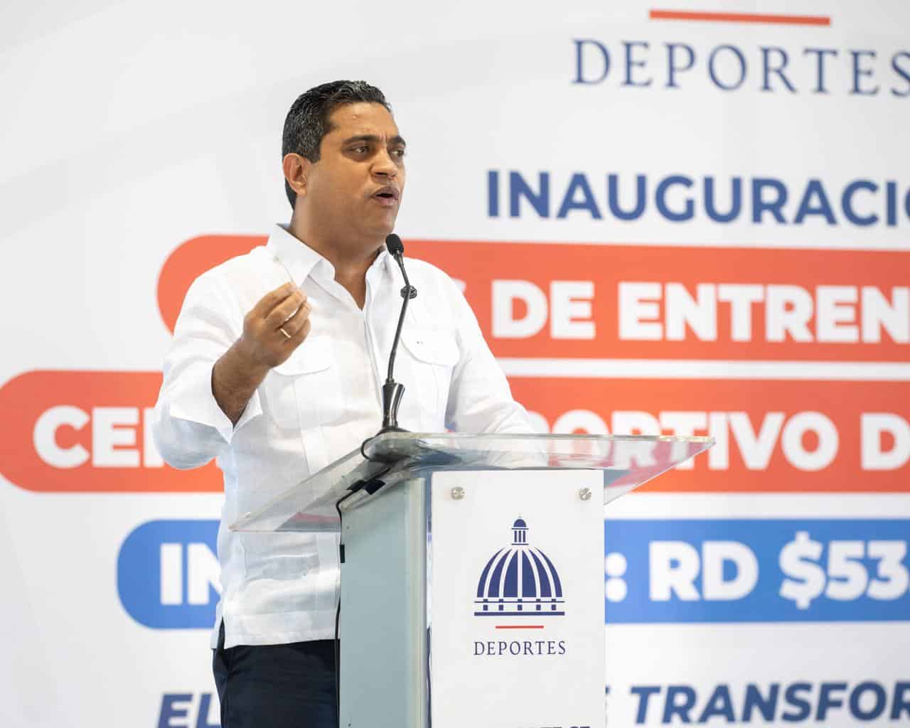 El ministro de Deportes Kelvin Cruz habla durante el acto.