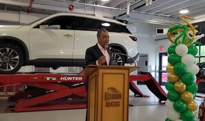 Adriano Espaillat entrega 1.2 millones de d&oacute;lares  para modernizar programa automotriz