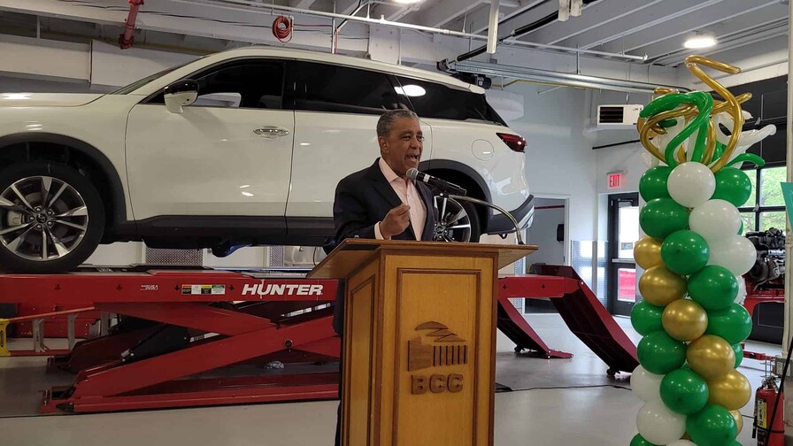 Adriano Espaillat entrega 1.2 millones de d&oacute;lares  para modernizar programa automotriz