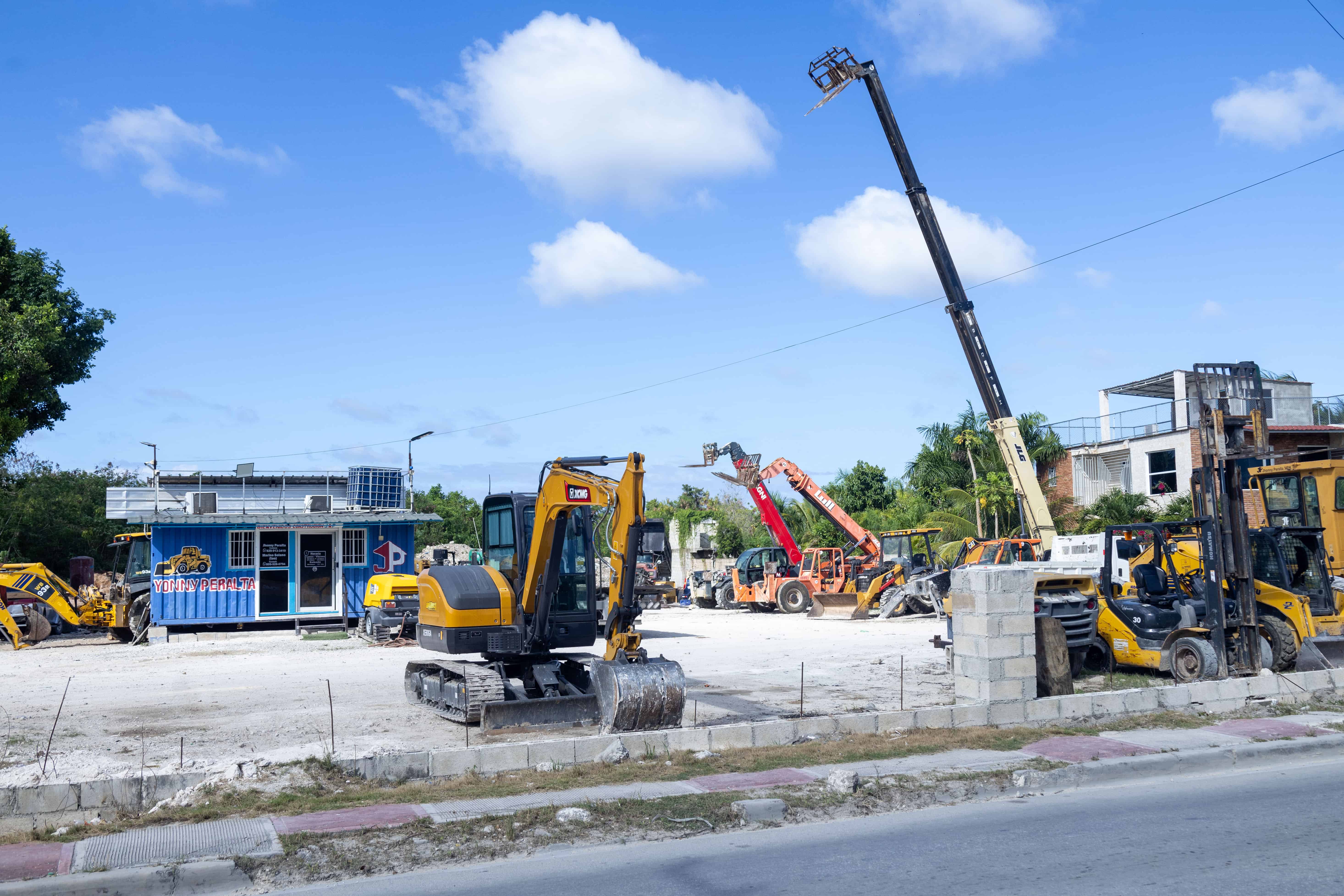 Es com&uacute;n observar la venta de maquinaria pesada al adentrarse al casco urbano de Ver&oacute;n.
