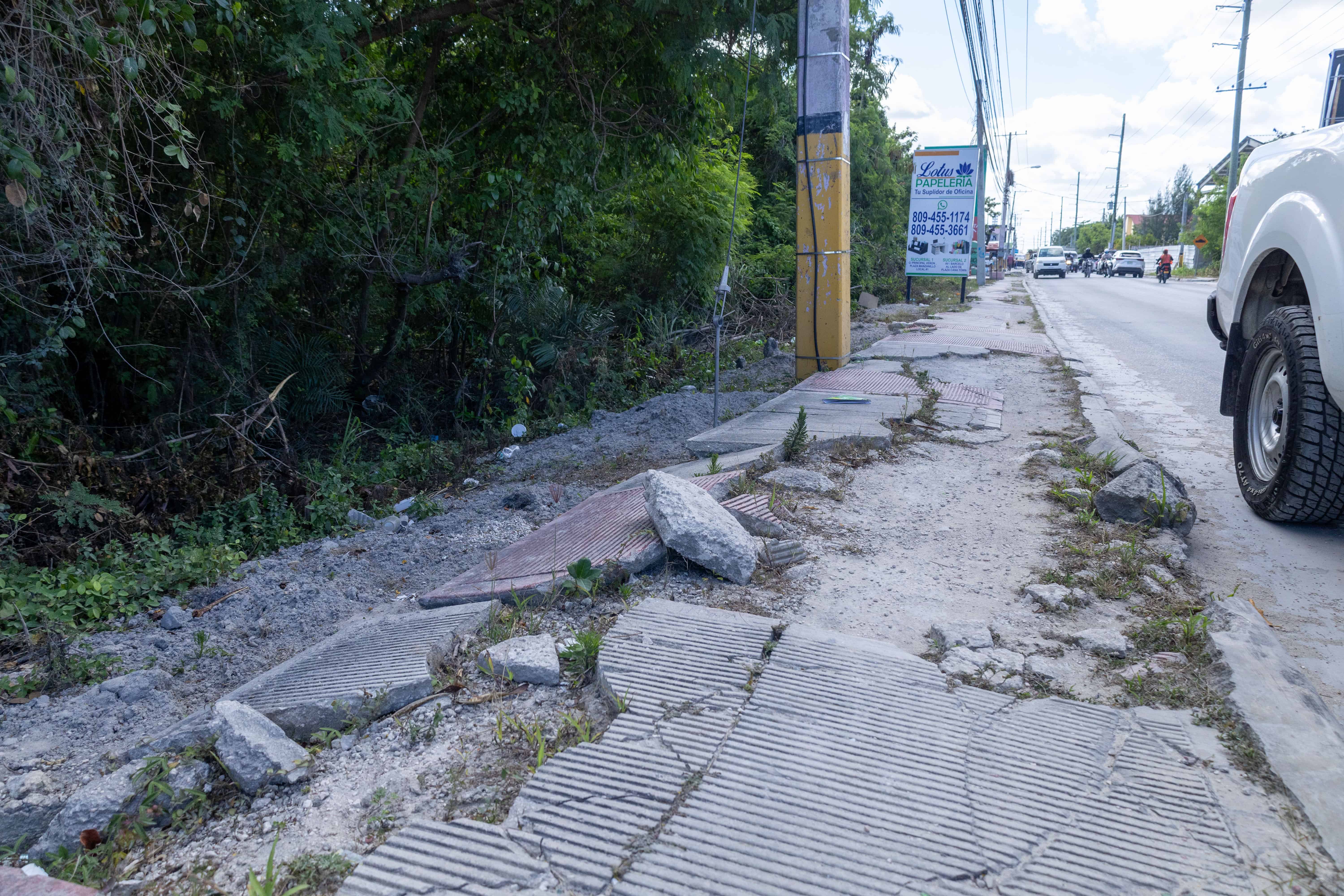 Aceras rotas en el centro de Ver&oacute;n-Punta Cana.