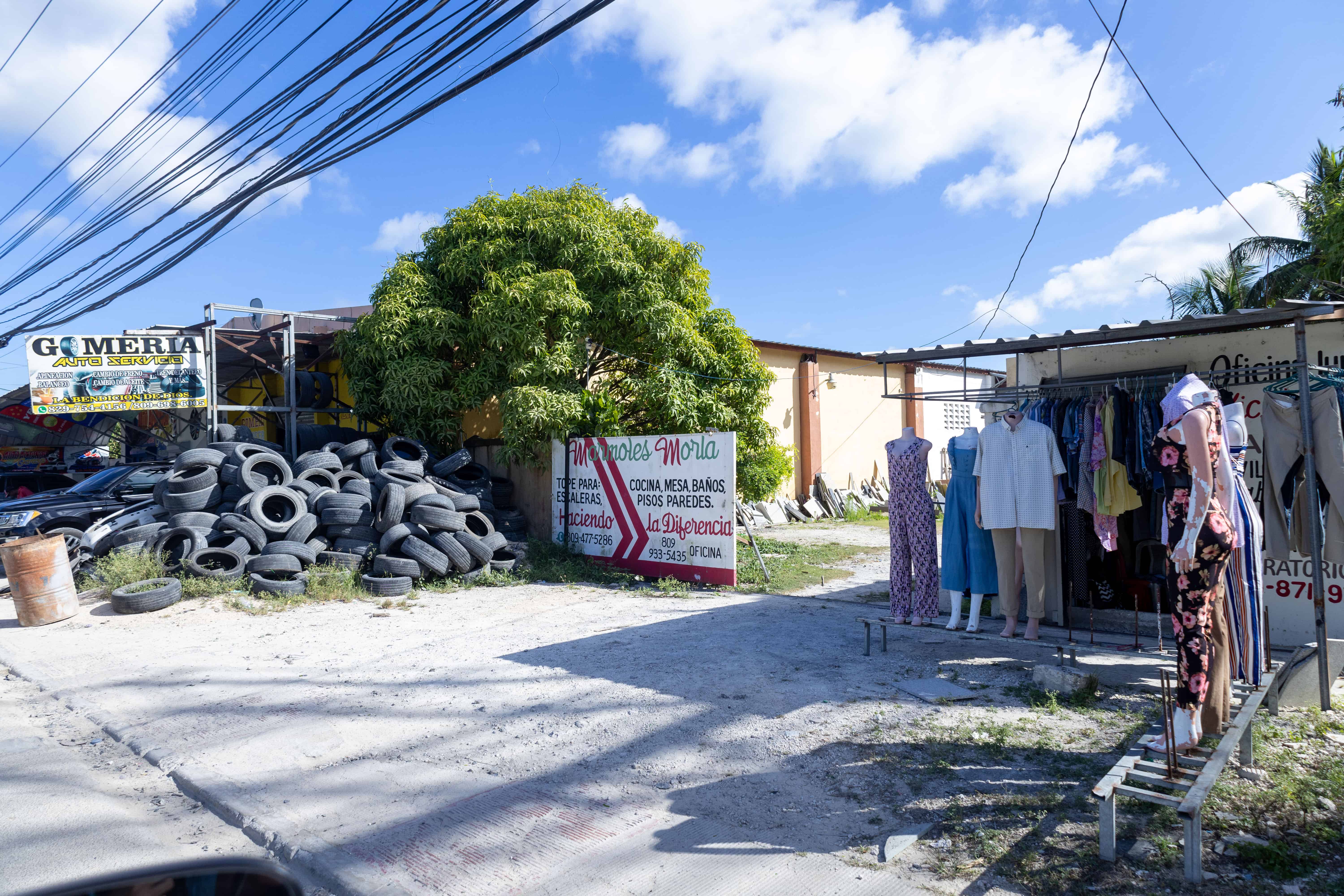 Negocios informales en condiciones de hacinamiento son visibles en el centro de Ver&oacute;n-Punta Cana, donde se observa en un mismo punto la venta de gomas, cer&aacute;mica (al fondo) y de ropa en un espacio que est&aacute; frente a la calle.