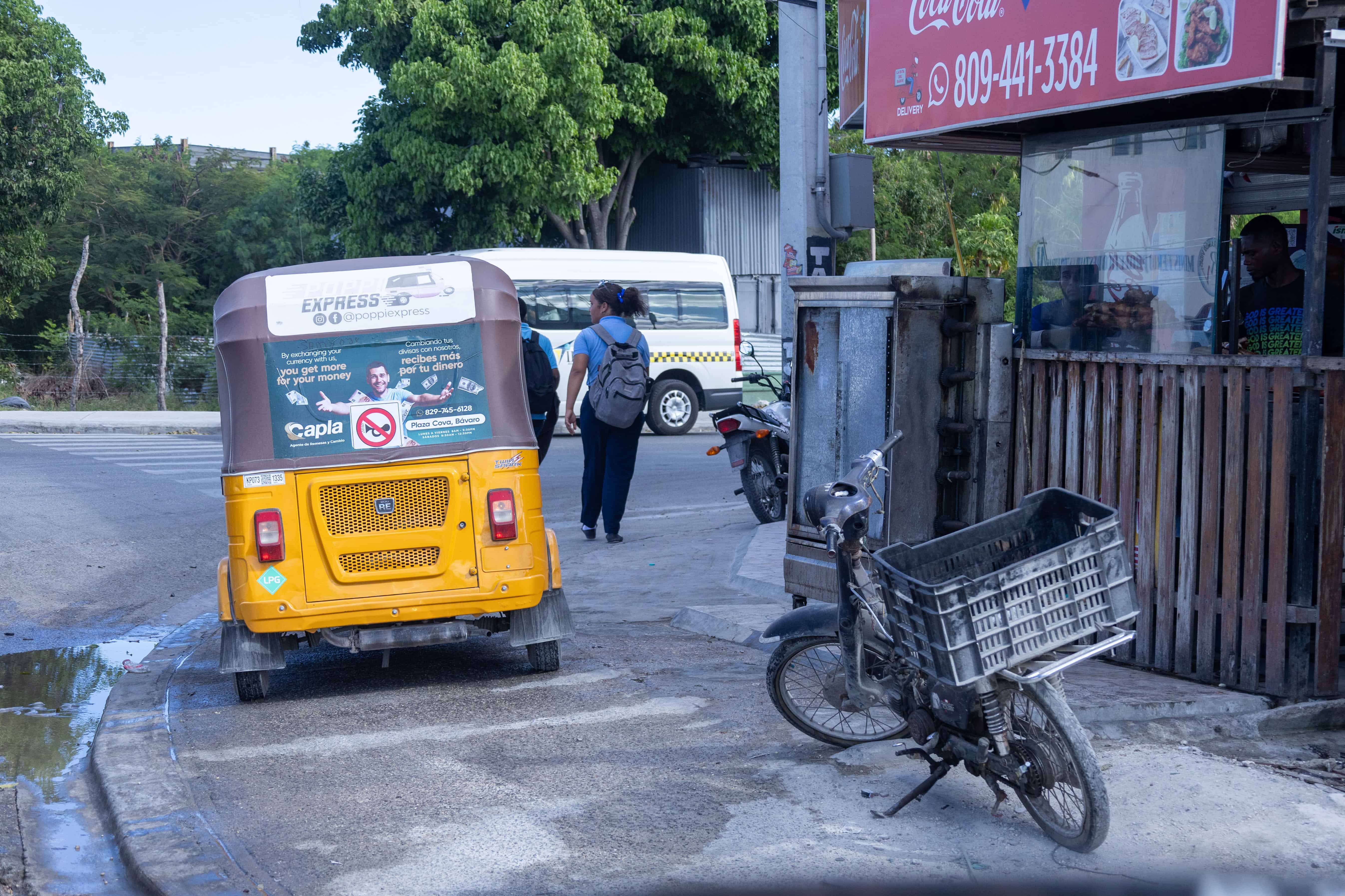 No pas&oacute; poco tiempo para que hasta un mototaxi se subiera en la acera para tomar la v&iacute;a contraria y evadir el tap&oacute;n.