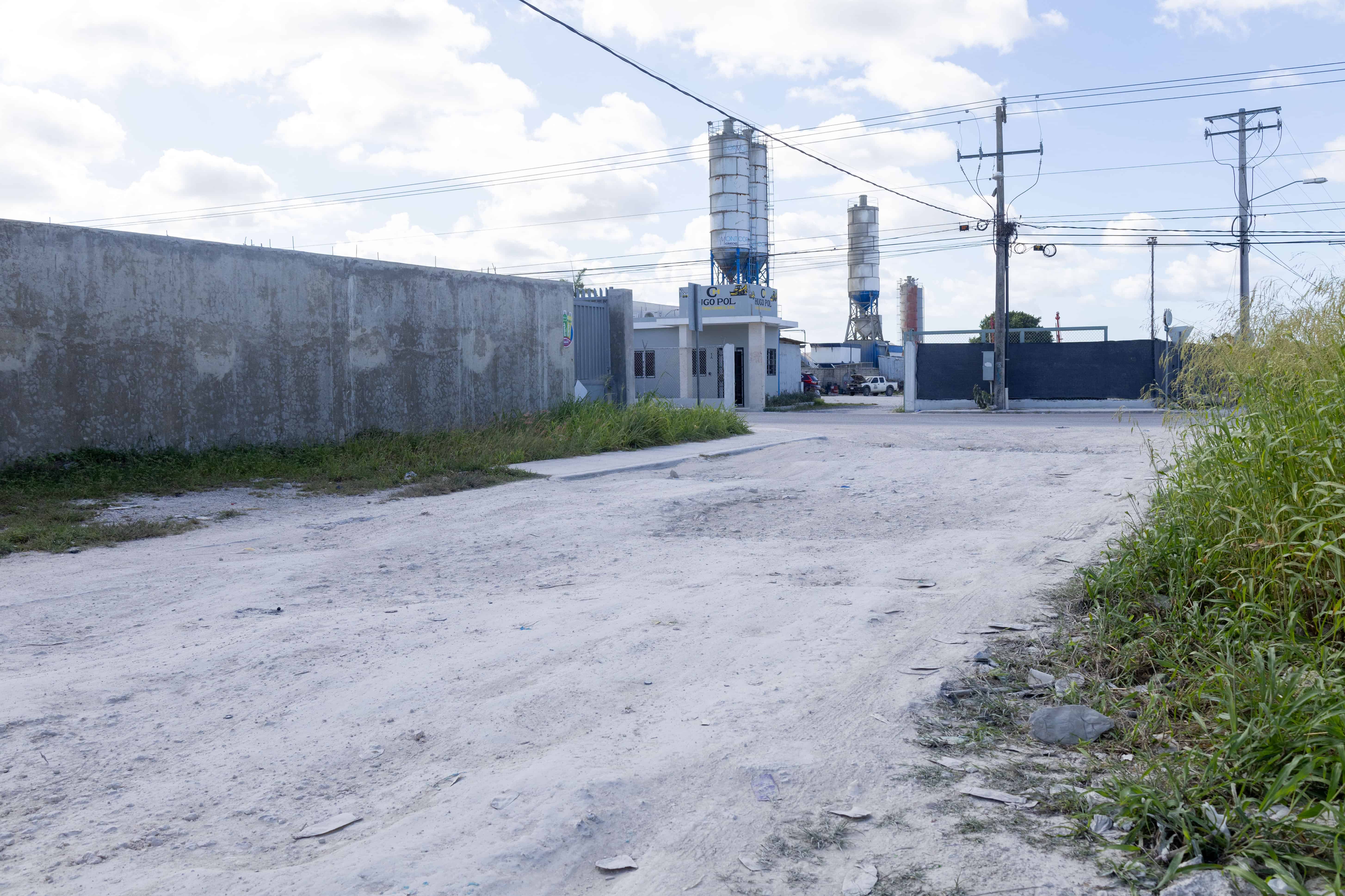 Vista de una de las hormigoneras en la calle Domingo Ma&iacute;z. En esa v&iacute;a existen varios proyectos de apartamentos en construcci&oacute;n.