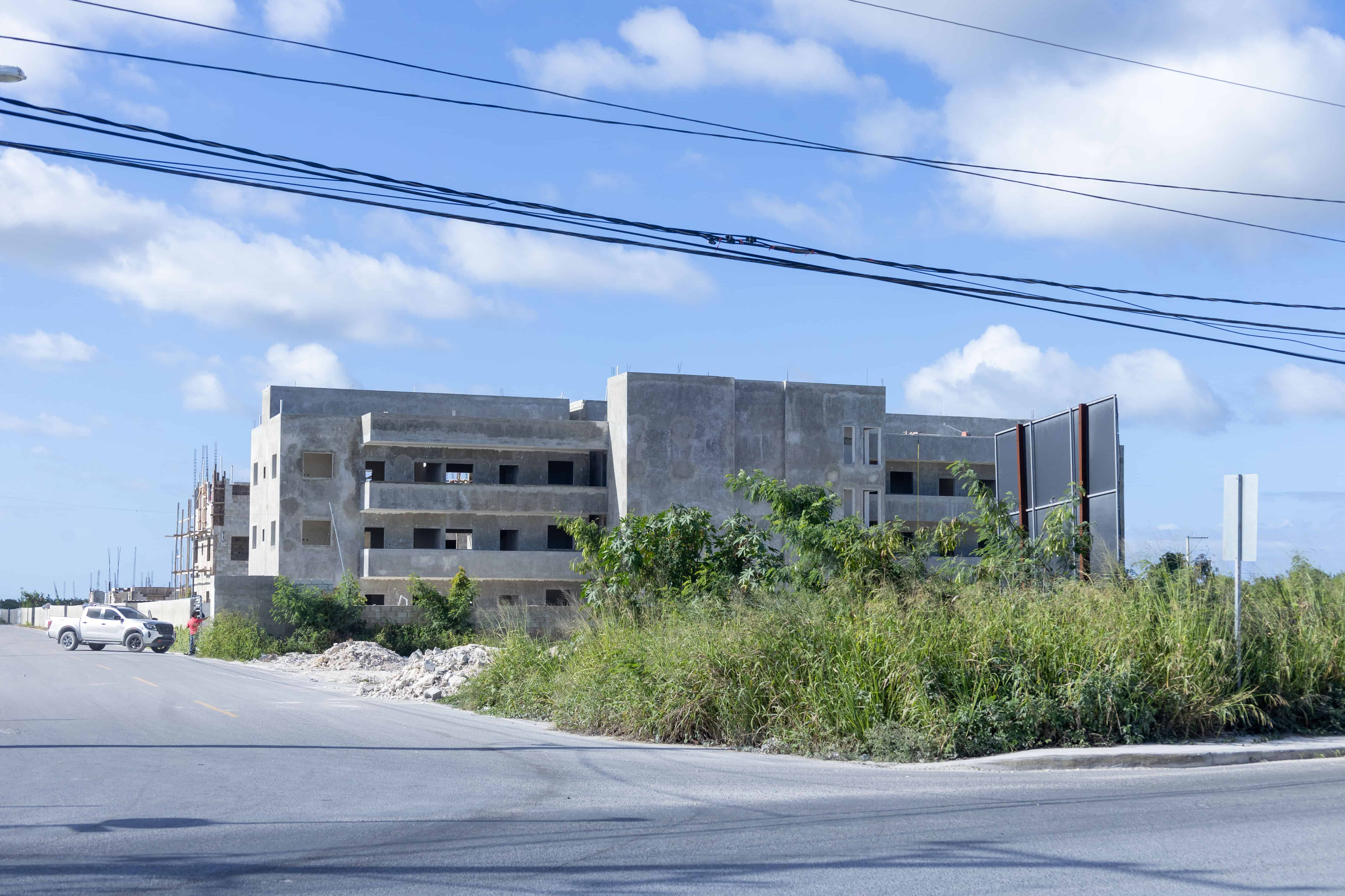 Vista de apartamentos en construcci&oacute;n pr&oacute;ximos a una hormigonera en la calle Domingo Ma&iacute;z en Ver&oacute;n-Punta Cana.