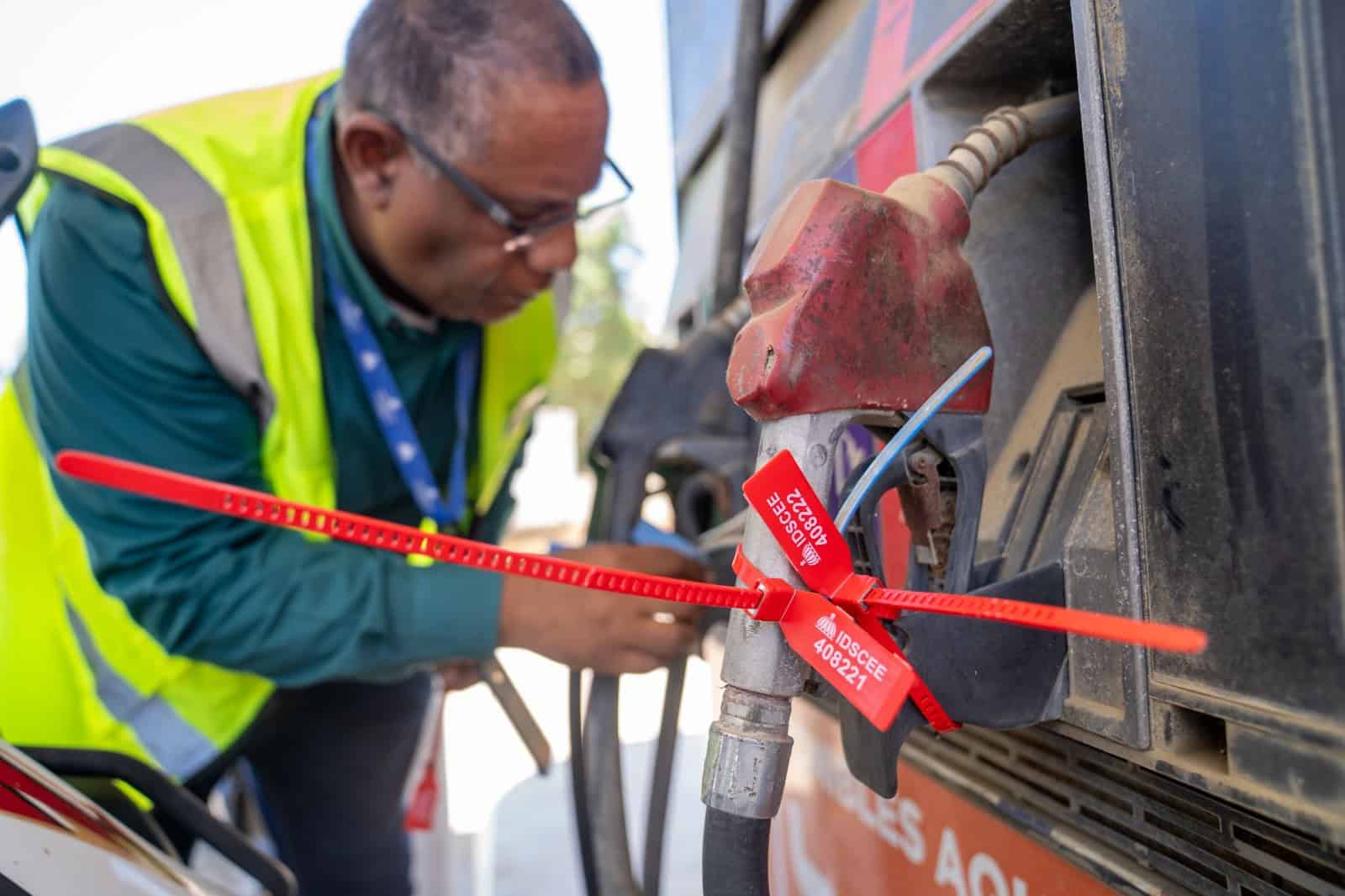 T&eacute;cnico de Industria y Comercio clausura una estaci&oacute;n de combustible.