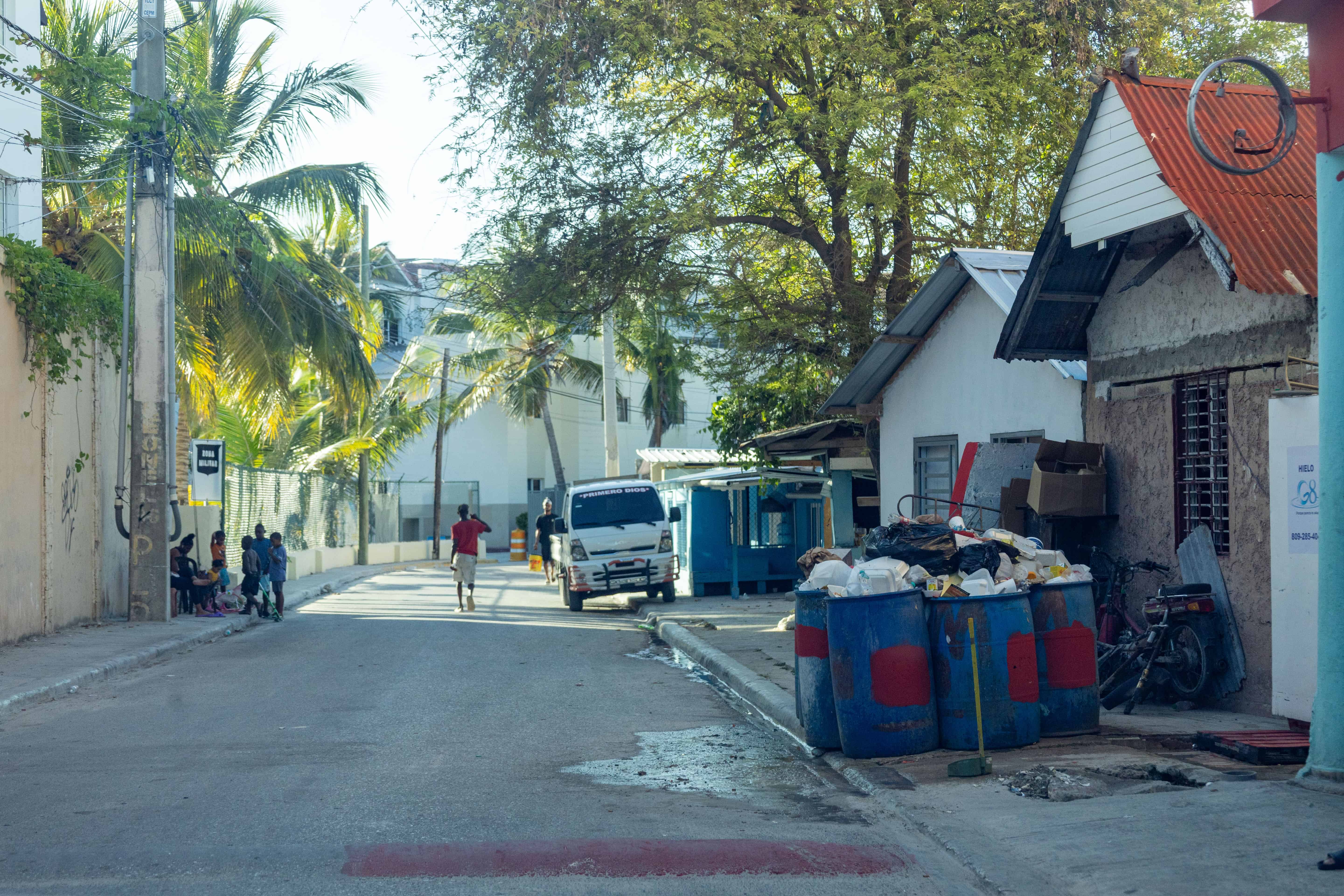 La recogida de basura es una de las tareas para las que el Distrito Municipal de Ver&oacute;n-Punta Cana requiere de mayor presupuesto. En la foto se observan varios tanques de basura amontonada en la v&iacute;a que se encuentra justo detr&aacute;s de la playa Cabeza de Toro.